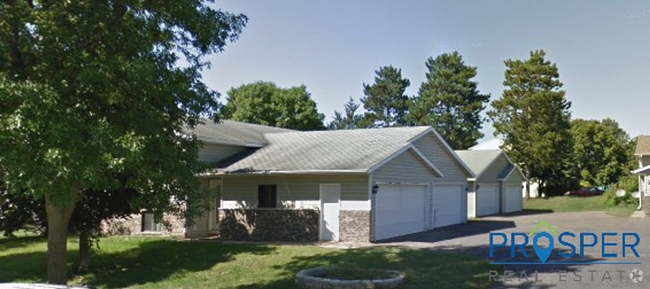 Building Photo - 3 Bedroom Unit Located Near Oakwood Mall Rental