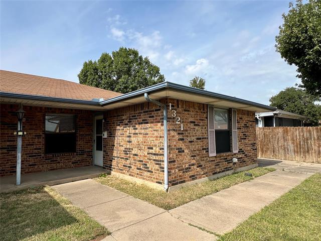 Building Photo - 1321 Darr St