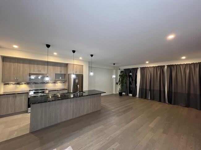 Photo - 668 Putney Cres