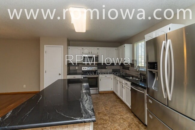 Photo - 770 SE Harper Dr