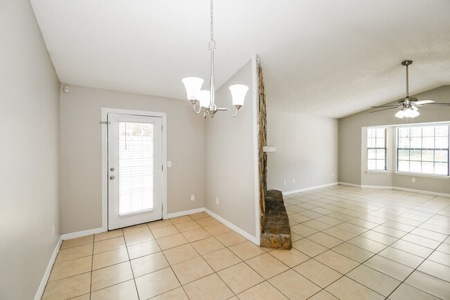 Photo - 1834 Manitoba Ct N
