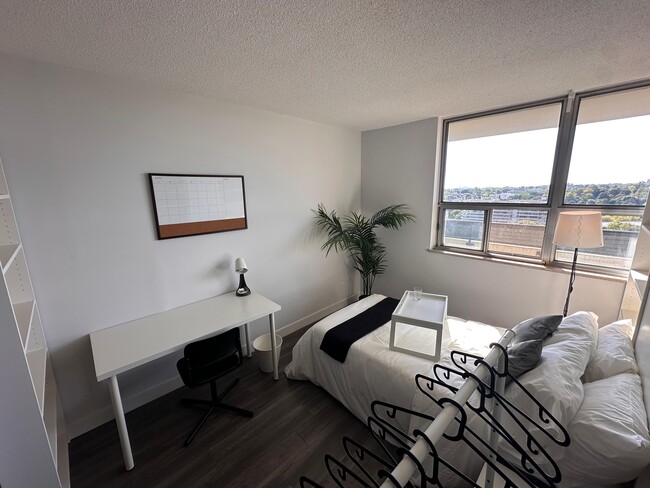 Building Photo - 88 Bloor St E Unit 123