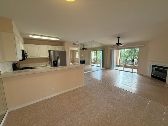 Beautiful Condo Located in the Heart Of Ca... - Beautiful Condo Located in the Heart Of Ca...