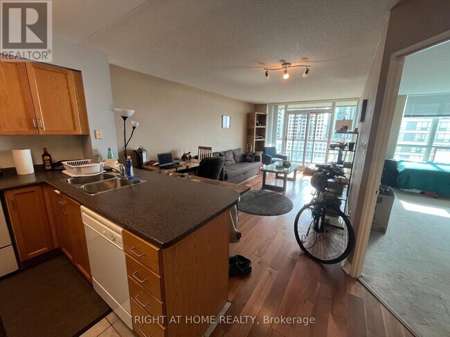 Photo - 156 Enfield Pl Unit 906