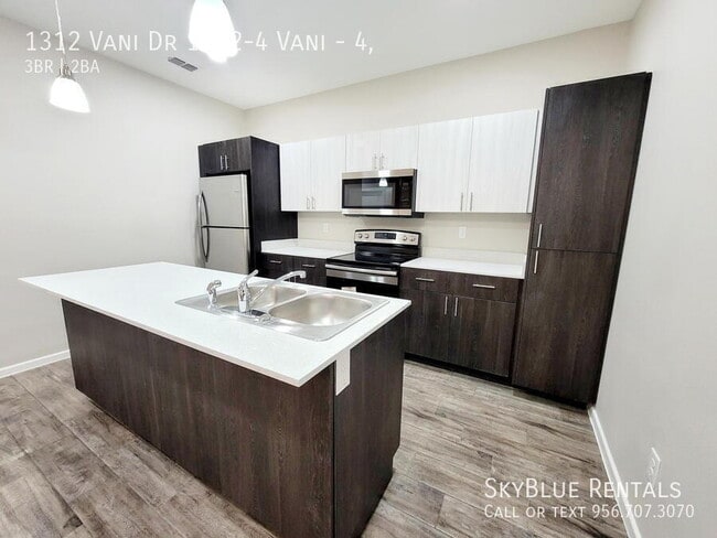 Building Photo - 1312 Vani Dr Unit 4,