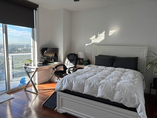 Photo - 185 SW 7th St