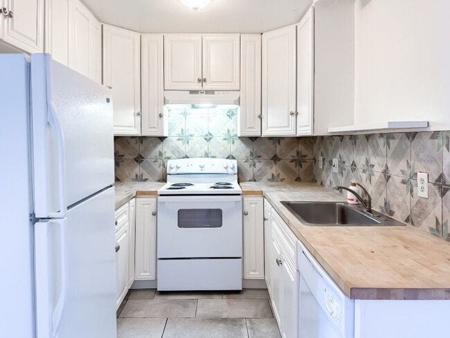 Building Photo - Bright single level 2 bed 1 bath Condo Unit 25