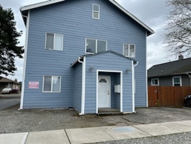 Building Photo - First Floor - Fully Remodeled 1 BD/ 1 BA!! Unit 5