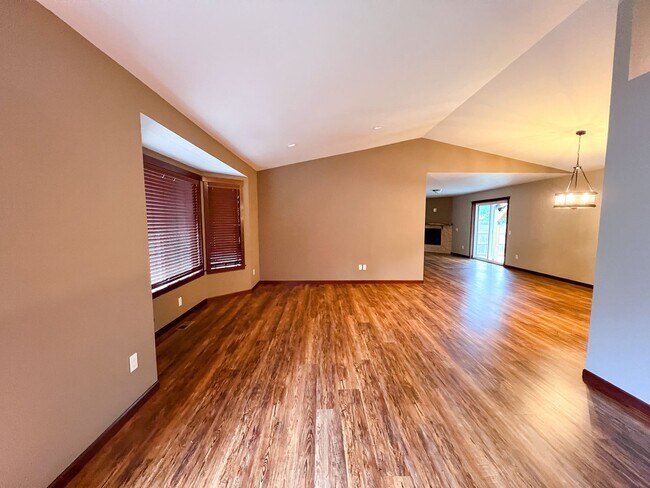 Photo - 3 Bed 2 Bath Rambler Gold Bar