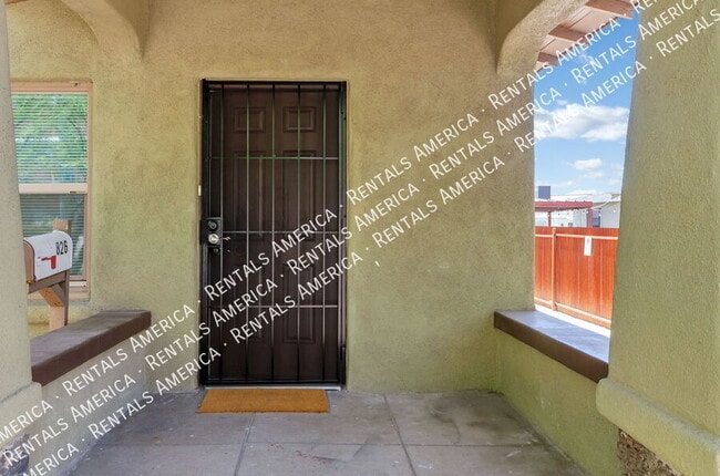 Photo - 826 E 6th St