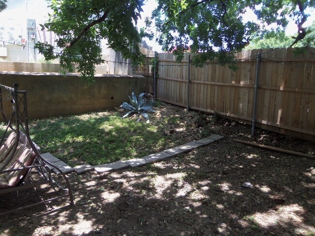 Building Photo - Cool 4-Plex walking distance to Zilker Park and Barton Springs
