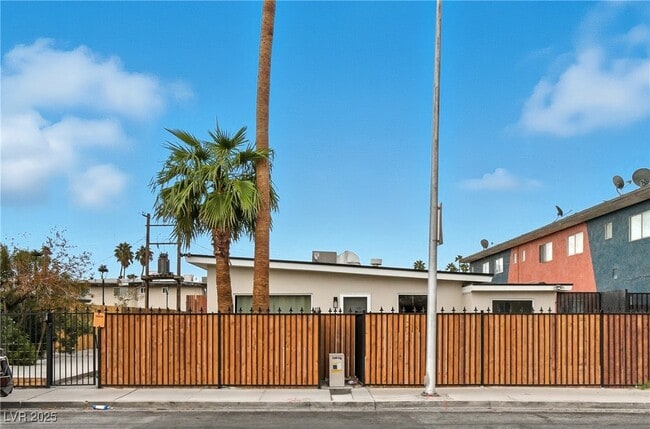 Building Photo - 1905 Santa Paula Dr Unit B