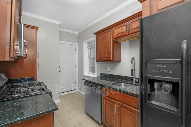 Photo - 915 W Lombard St