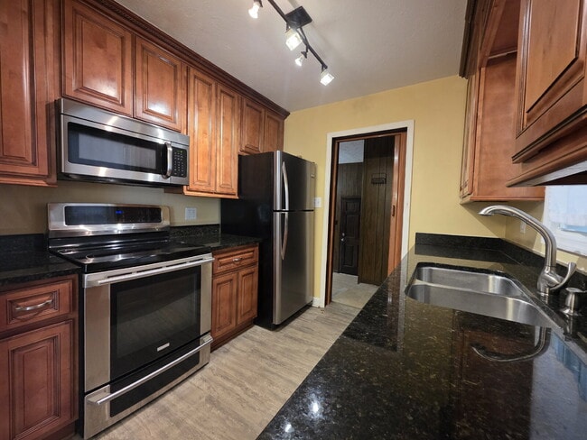 Photo - "Charming 3-Bed Oasis with Granite Touches in Fayetteville – 1600 Sq Ft of Comfort!"