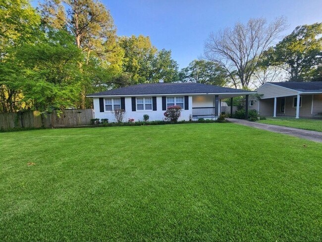 Building Photo - Rare opening with a 4 bedroom @5259 Sequoia