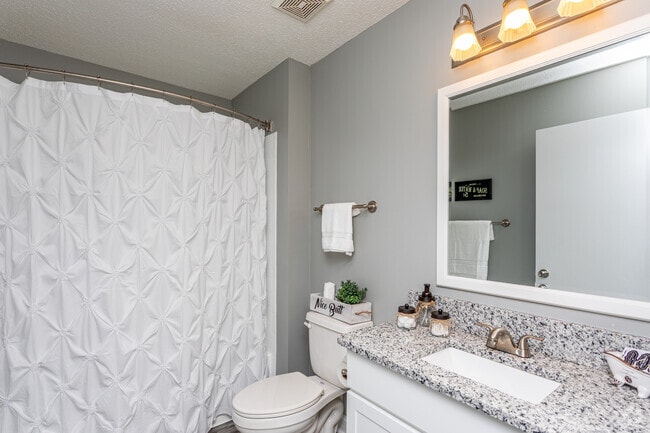 2BR, 2BA - 905 SF