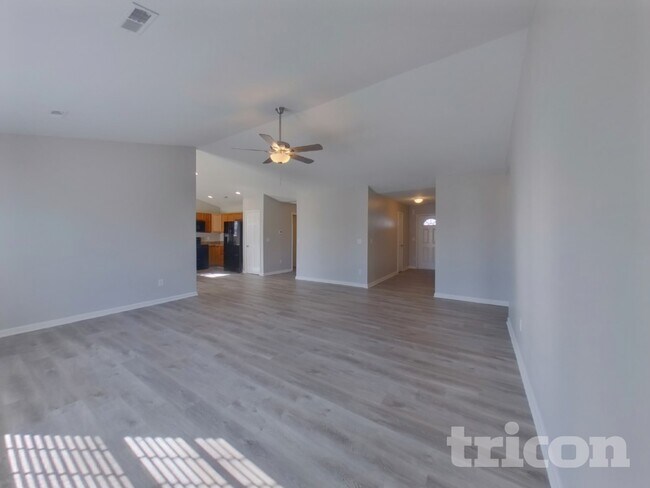 Photo - 427 Lynnell Way