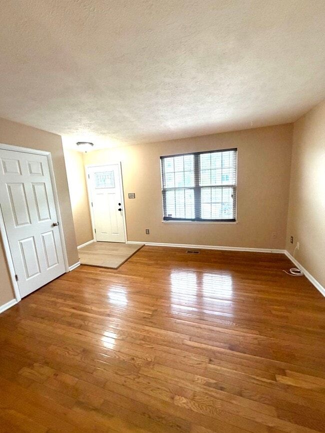 Photo - Edgewood 2 Bedroom End of Group For Rent!