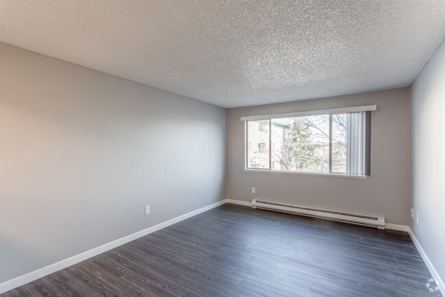 1BR, 1BA - 560 SF