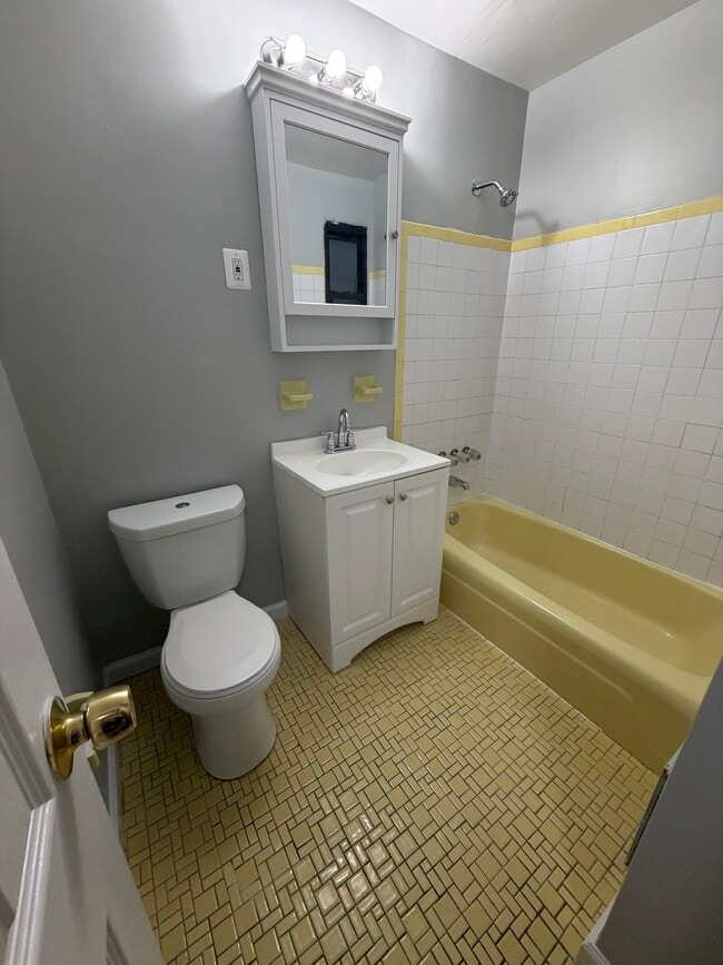 Photo - 337 E Grand Ave Unidad 3B