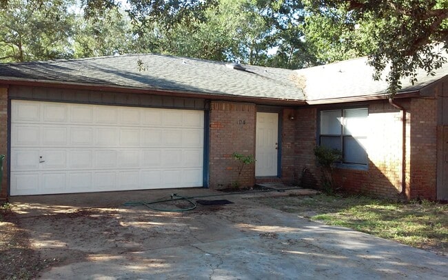 Front of Unit with 2 car garage - 104 Post Oak Pl Rental