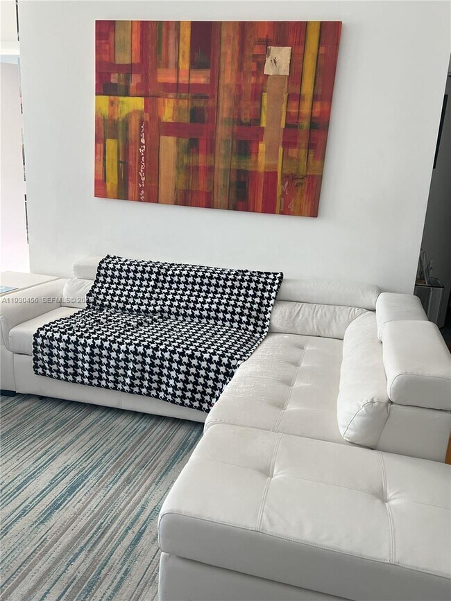 Photo - 92 SW 3rd St Unidad 4306