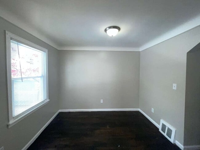 Photo - 7701 Vaughan St