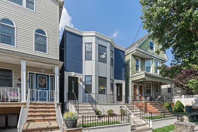 Photo - 133 W 4th St Unit 1