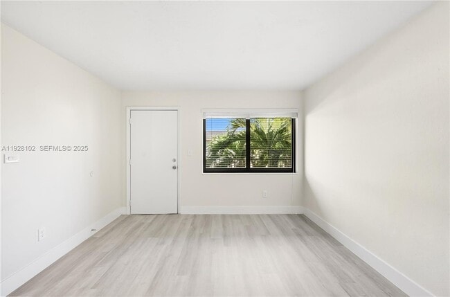 Building Photo - 1330 W 29th St Unit 33