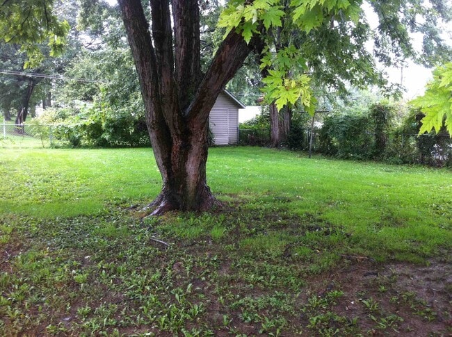 Photo - 3 Bed, 1 Bath w/2 bonus rooms - 5 min from Wright-Patt AFB, Cape Cod style in Riverside