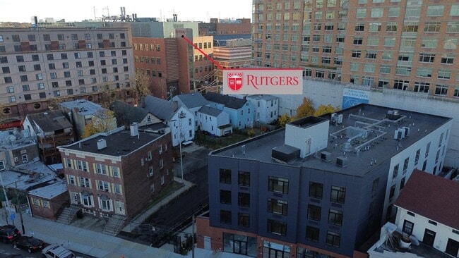 Photo - 50-52 Easton Ave Unidad 203