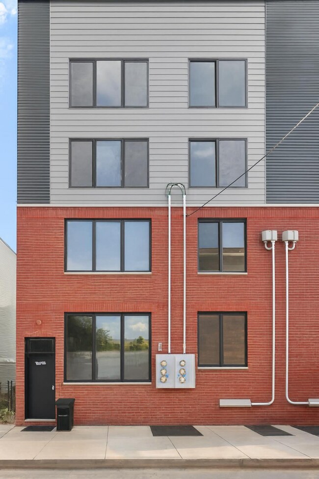 Building Photo - Modern 2-Bedroom, 2.5-Bath Condo for Lease...