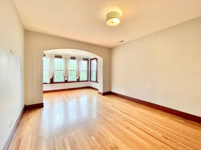 Photo - 2652 N Harding Ave Unidad 02