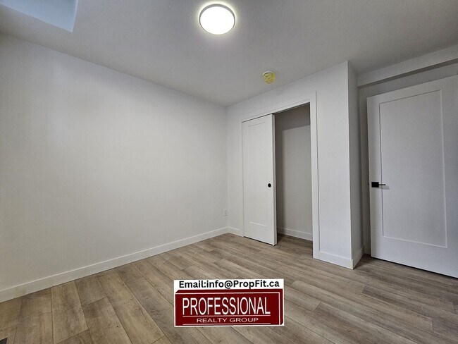 Photo - 15912-15996 96 Ave NW