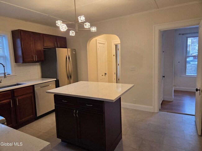 Photo - 669 Pawling Ave Unidad #3