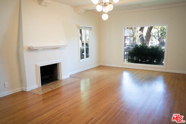 1210 S La Jolla Ave