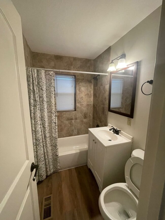 Photo - 667 Thornton St
