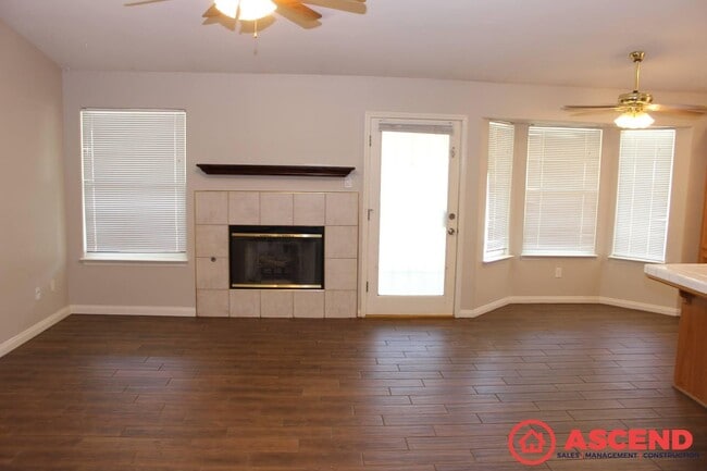 Photo - 4-Bedroom Home Near Shopping Center In Sou...
