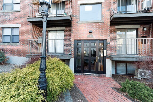 Building Photo - Great 1 Bed with Washer and Dryer in Unit! (Allston) WiFi Included