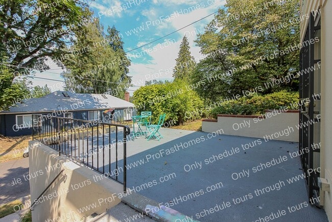 616 SW Moss St