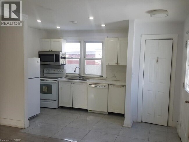 Photo - 850 Garth St