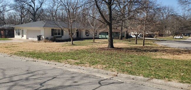 Photo - 4 bd, 2 ba, old SW Columbia, corner lot, great shape, fenced, hardwoods, W/D