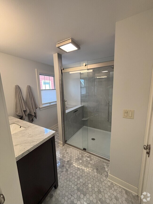 Building Photo - 174 Dixon St Unit 174 Dixon St  2 Rental