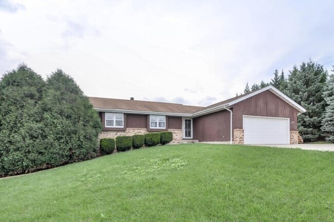 Photo - Spacious 4-Bedroom Home with Attached Garage in Salem Lakes