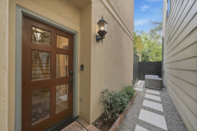 Photo - 1707 Welch St