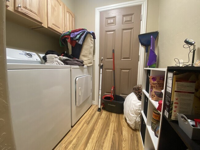 Photo - 208 McCullough St