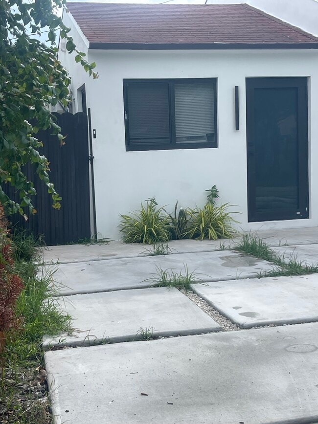 Building Photo - 742 SW 10th St Unit Aparment new