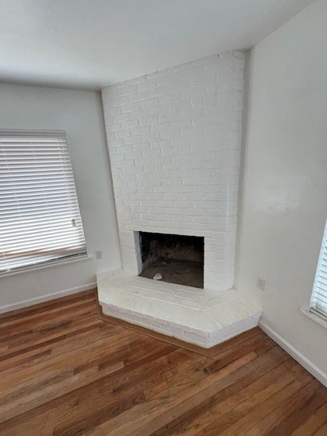 2344 W Walnut Ave