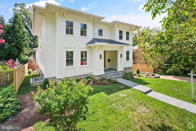 Building Photo - 5022 Cathedral Ave NW Rental