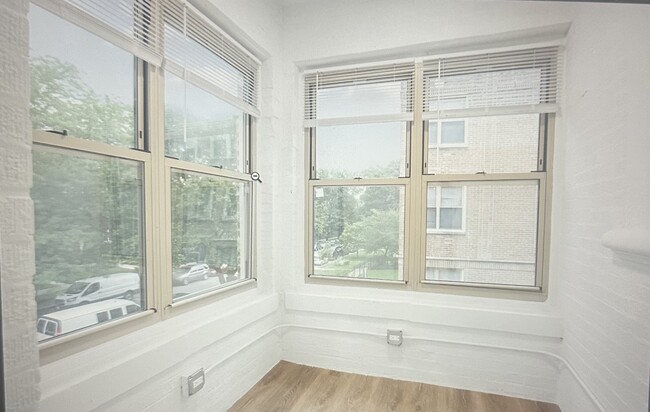 Building Photo - 1633 W Chase Ave Unit 3m